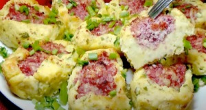 Rychlý recept na bramborové lodičky plněné šunkově-sýrovou směsí Bramborové lodičky plněné šunkově-sýrovou směsí