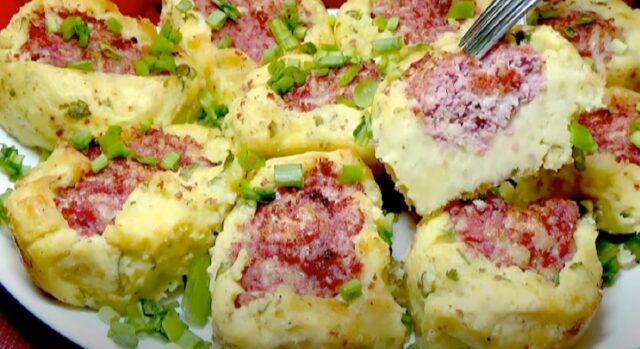 Cartofi-cu-parizer-13 Bramborové lodičky plněné šunkově-sýrovou směsí