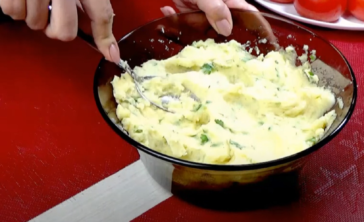 Bramborové lodičky plněné šunkově-sýrovou směsí