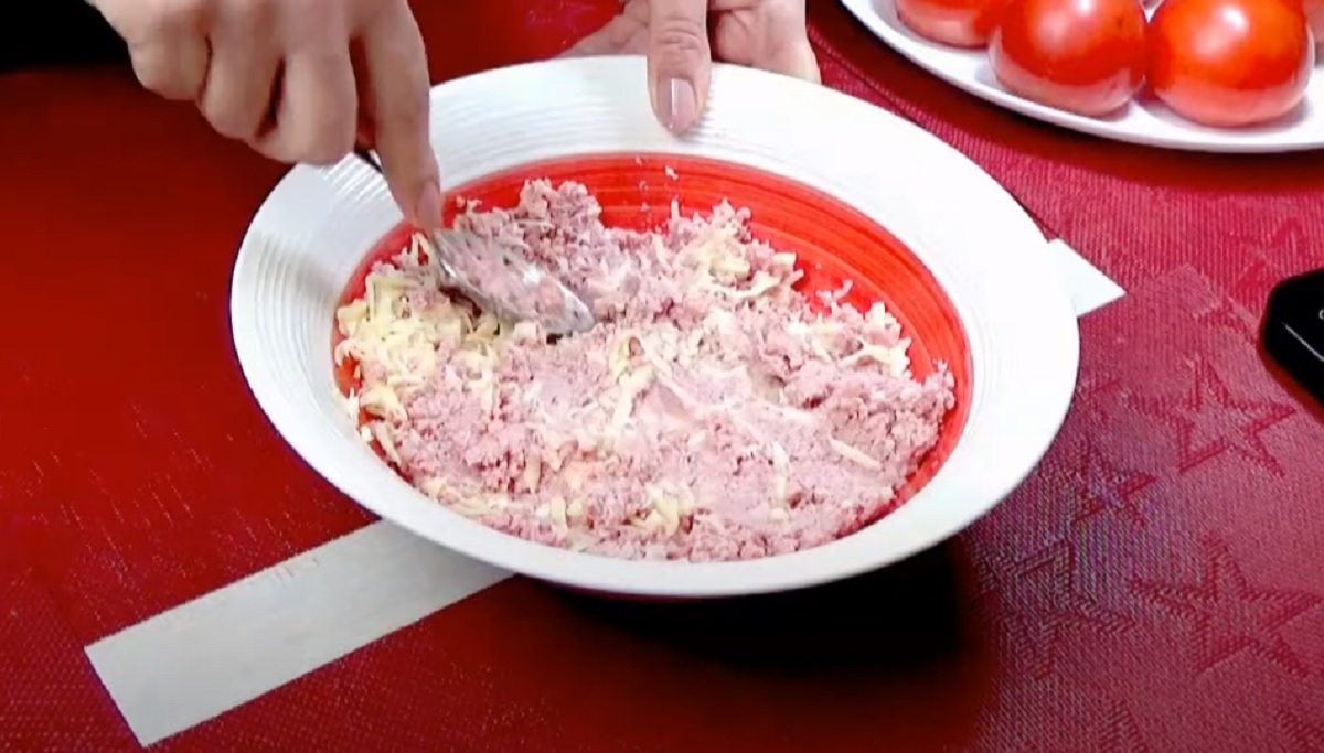 Bramborové lodičky plněné šunkově-sýrovou směsí