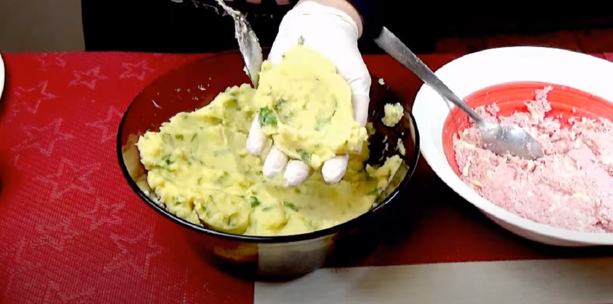 Bramborové lodičky plněné šunkově-sýrovou směsí