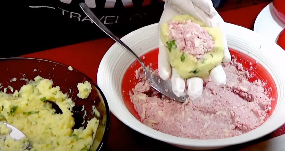 Bramborové lodičky plněné šunkově-sýrovou směsí