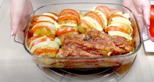 Pečená vepřová žebra a brambory s rajčaty a sýrem jsou ideálním jídlem k obědu nebo večeři! Pečená vepřová žebra a brambory s rajčaty a sýrem jsou ideálním jídlem k obědu nebo večeři!