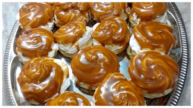 Domácí větrníky plněné karamelovým pudinkem Domácí větrníky plněné karamelovým pudinkem