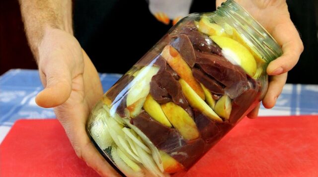 Pečená kuřecí játra s cibulí a jablky ve skle! Pečená kuřecí játra s cibulí a jablky ve skle!