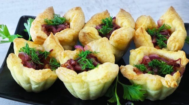 Fantastické batůžky z listového těsta plněné salámem, hořčicí a cibulkou! Fantastické batůžky z listového těsta plněné salámem, hořčicí a cibulkou!