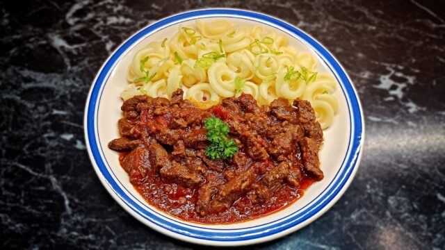 Tip na rychlý a chutný oběd: Hovězí nudličky s těstovinami Tip na rychlý a chutný oběd: Hovězí nudličky s těstovinami