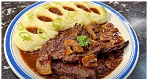 Recept na hovězí plátky na zelenině s lahodnou bramborovou kaší Hovězí plátky na zelenině s bramborovou kaší