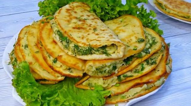 Kynuté placky plněné bramborovo-sýrovou směsí - s bylinkami uvnitř jsou dokonalé! Kynuté placky plněné bramborovo-sýrovou směsí - s bylinkami uvnitř jsou dokonalé!