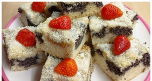 Maková buchta s hruškovými povidly a kokosem: Recept na vláčný koláč s drobenkou
