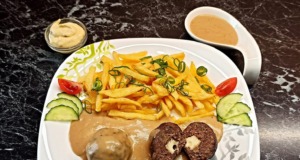 Masové koule se sýrem v omáčce: Recept na šťavnaté masové koule, hotové za chvilku Masové koule se sýrem v lahodné omáčce s hranolkami