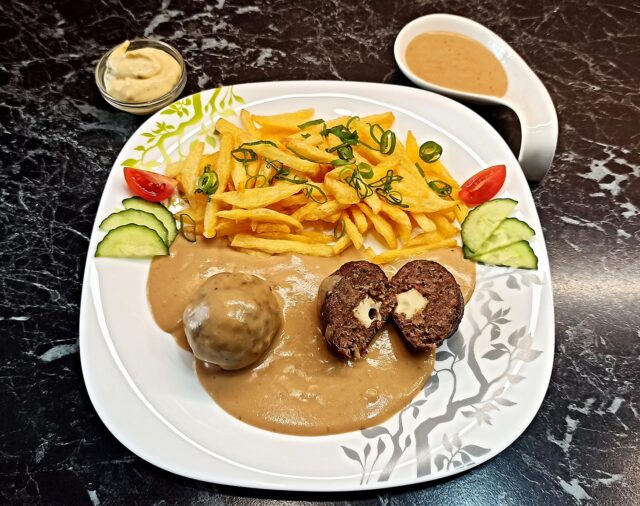 Masové koule se sýrem v lahodné omáčce s hranolkami