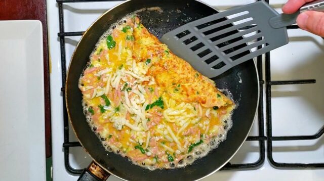 Bylinková omeleta z krupice se sýrem a klobásou