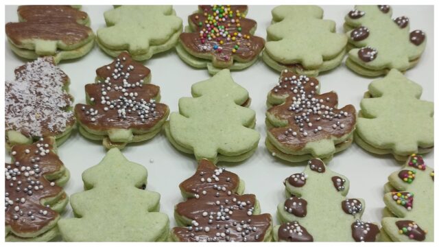 Pistáciové stromečky z pistáciového pudinku – krásne zelené vánoční cukroví