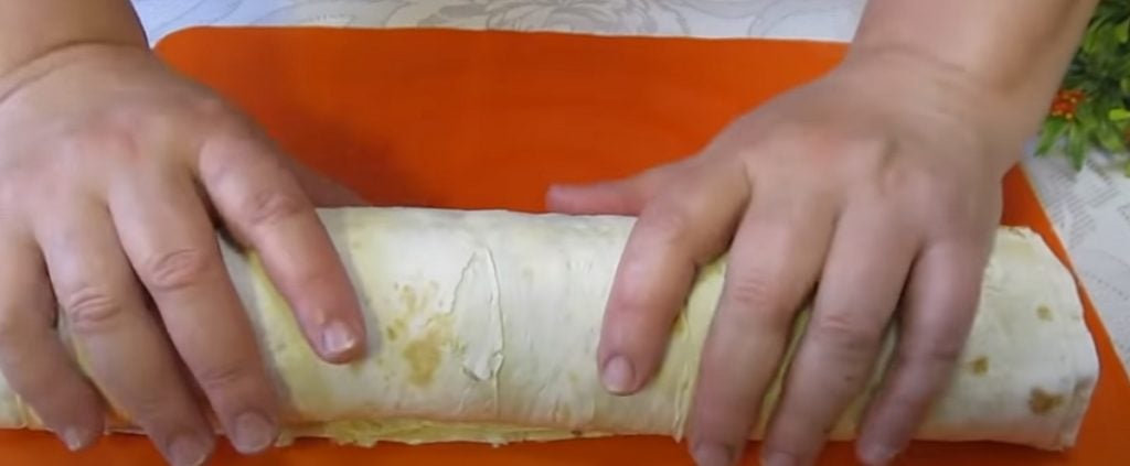 Tortilla plněná tuňákem, vajíčkem a sýrem s bylinkami