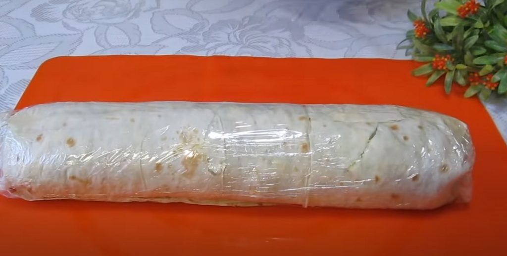 Tortilla plněná tuňákem, vajíčkem a sýrem s bylinkami