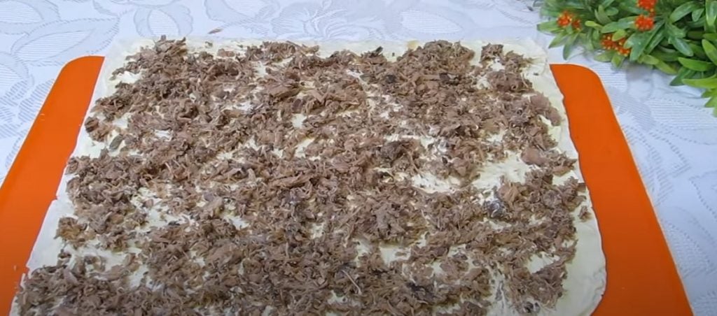 Tortilla plněná tuňákem, vajíčkem a sýrem s bylinkami