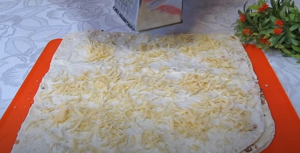 Tortilla plněná tuňákem, vajíčkem a sýrem s bylinkami