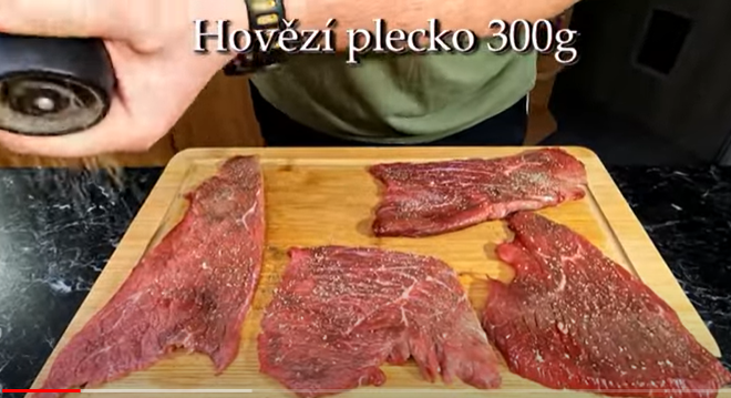 Recept na hovězí plátky na zelenině s lahodnou bramborovou kaší