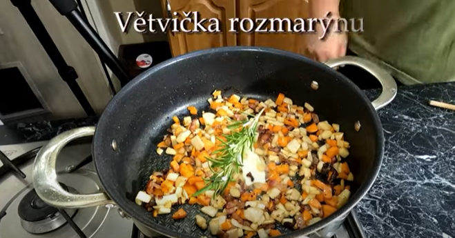 Recept na hovězí plátky na zelenině s lahodnou bramborovou kaší