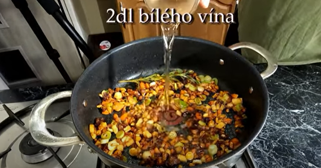 Recept na hovězí plátky na zelenině s lahodnou bramborovou kaší