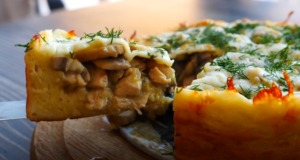 Dokonalý bramborový slaný koláč s kuřecí a houbovou náplní Dokonalý bramborový slaný koláč s kuřecí a houbovou náplní