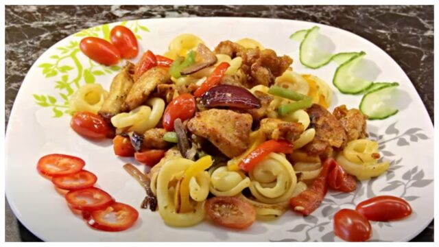 Rychlé těstoviny s kuřecím masem a zeleninou – večeře hotová za pár minut