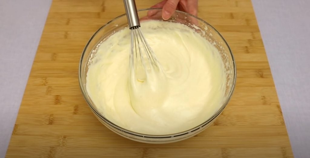 Dortík s mascarpone a jahodovým džemem