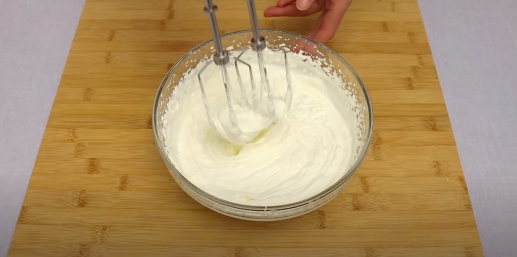 Dortík s mascarpone a jahodovým džemem