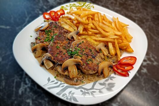 Vepřová plec na žampionech s hranolkami - rychlý a chutný oběd