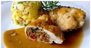 Vepřové kapsy plněné sušenými houbami: Šťavnatý recept se šťouchanými bramborami Vepřové kapsy plněné sušenými houbami: Šťavnatý recept se šťouchanými bramborami