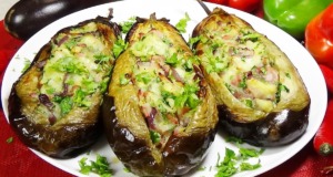 Recept na skvělé pečené lilky plněné slaninkovo-bramborovou náplní Recept na skvělé pečené lilky plněné slaninkovo-bramborovou náplní