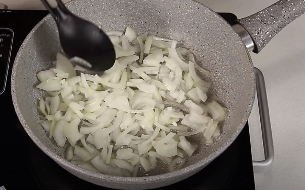 Lilek zapečený s kuřecím masem a žampiony