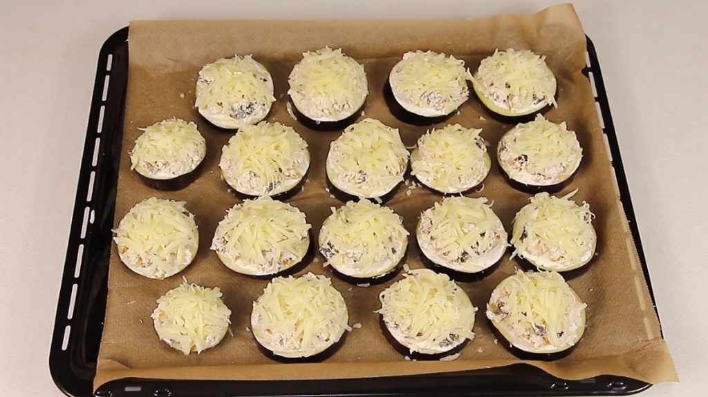 Lilek zapečený s kuřecím masem a žampiony