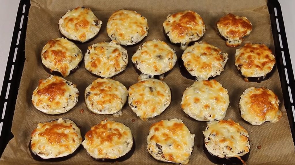 Lilek zapečený s kuřecím masem a žampiony