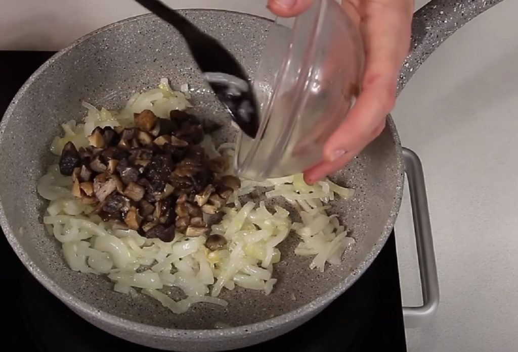 Lilek zapečený s kuřecím masem a žampiony