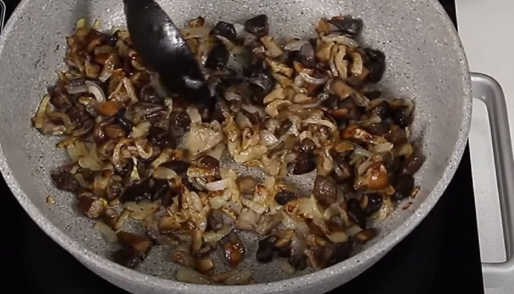 Lilek zapečený s kuřecím masem a žampiony