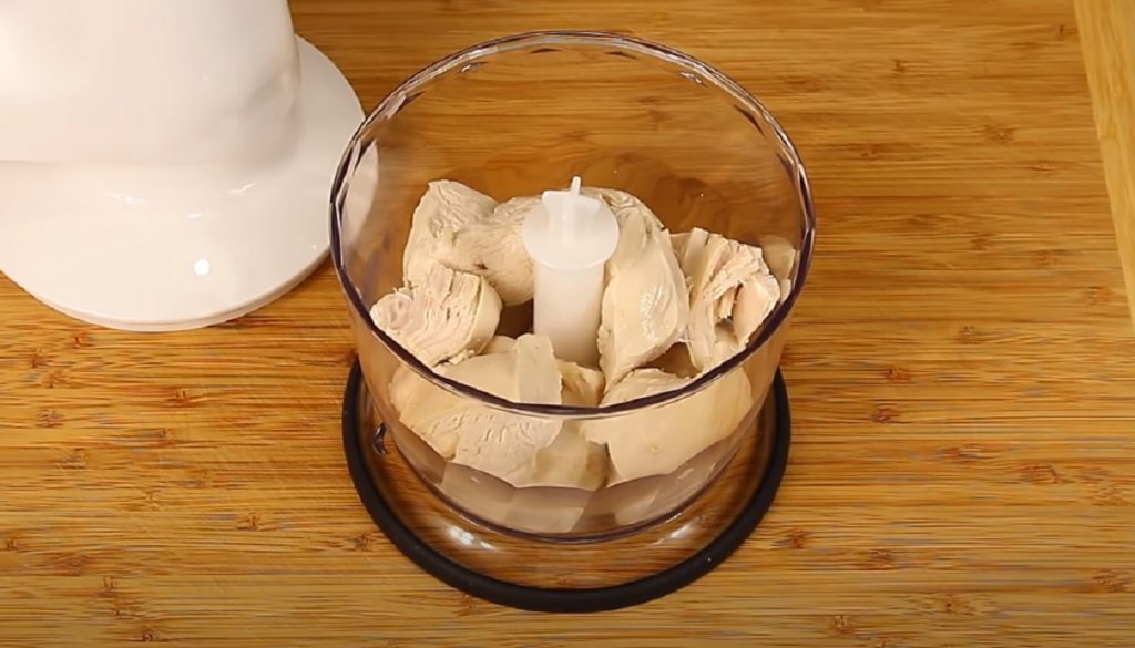 Lilek zapečený s kuřecím masem a žampiony