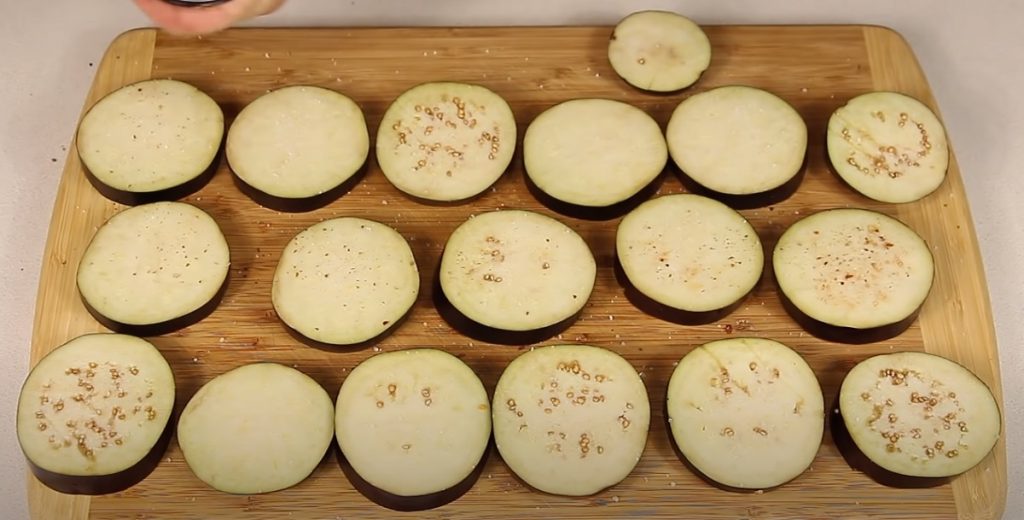 Lilek zapečený s kuřecím masem a žampiony