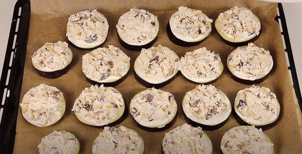 Lilek zapečený s kuřecím masem a žampiony