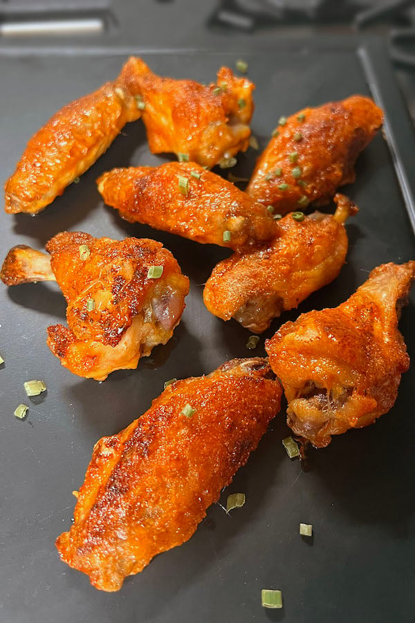 Křupavé a šťavnaté Buffalo Wings - pečená křidélka v pikantní omáčce. Dokonalé!