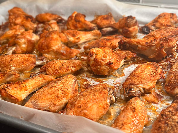 Křupavé a šťavnaté Buffalo Wings - pečená křidélka v pikantní omáčce. Dokonalé!