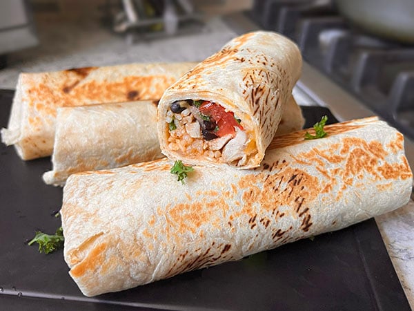 Fantastické kuřecí burrito - plné kousků kuřecího masa, s lahodnou směsí rýže na mexický způsob, fazole, sýra a salsy!