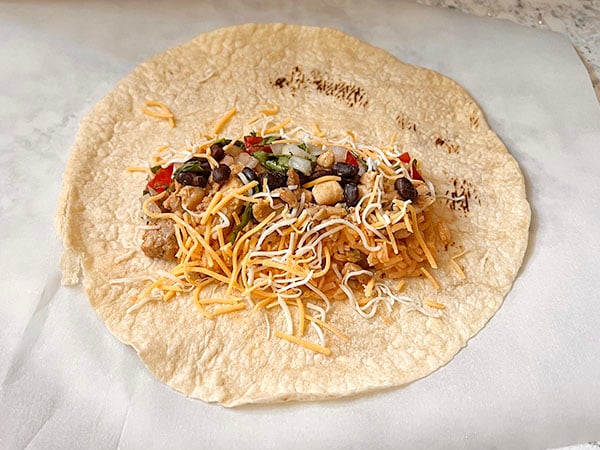 Fantastické kuřecí burrito - plné kousků kuřecího masa, s lahodnou směsí rýže na mexický způsob, fazole, sýra a salsy!