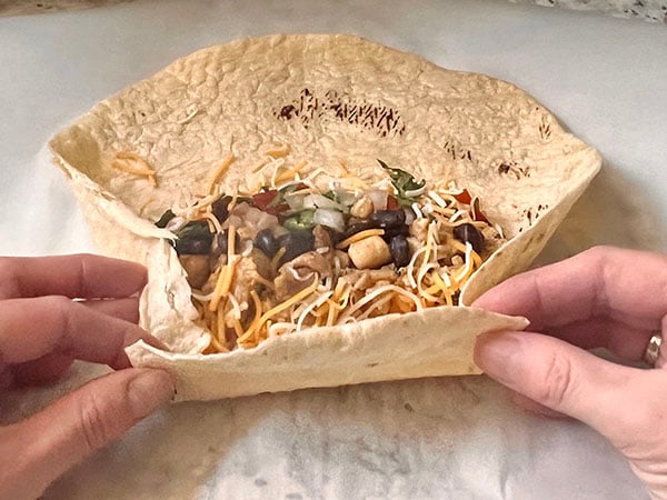 Fantastické kuřecí burrito - plné kousků kuřecího masa, s lahodnou směsí rýže na mexický způsob, fazole, sýra a salsy!