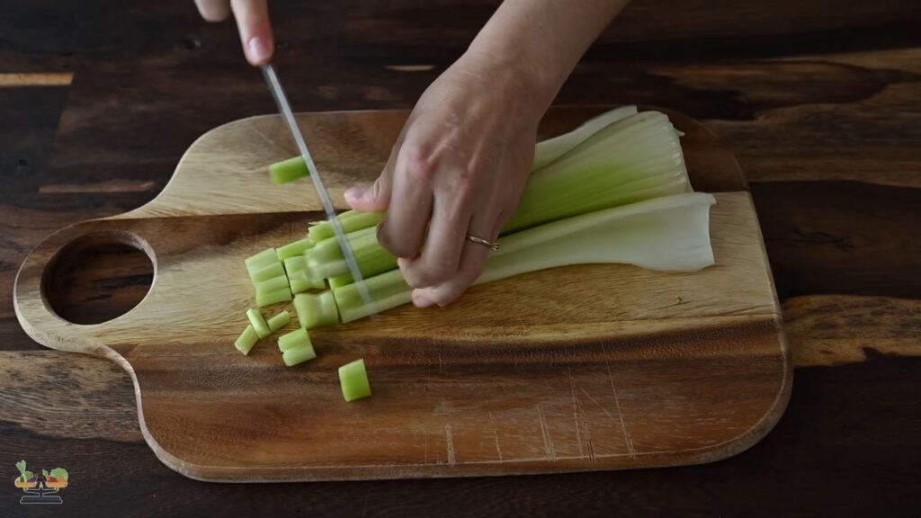 Krémová brokolicová polévka s hráškem, celerem, smetanou a uzeným tofu