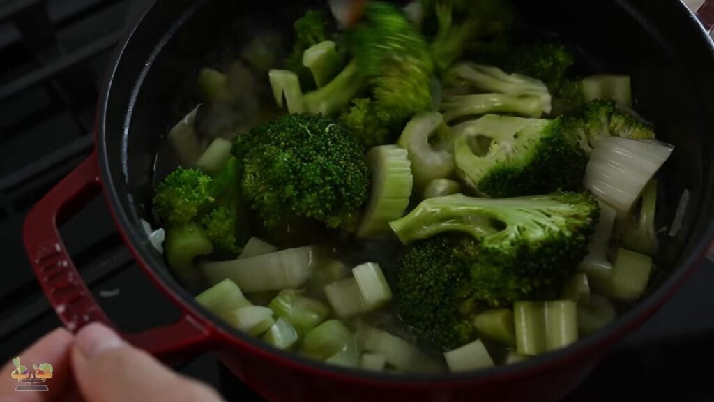 Krémová brokolicová polévka s hráškem, celerem, smetanou a uzeným tofu