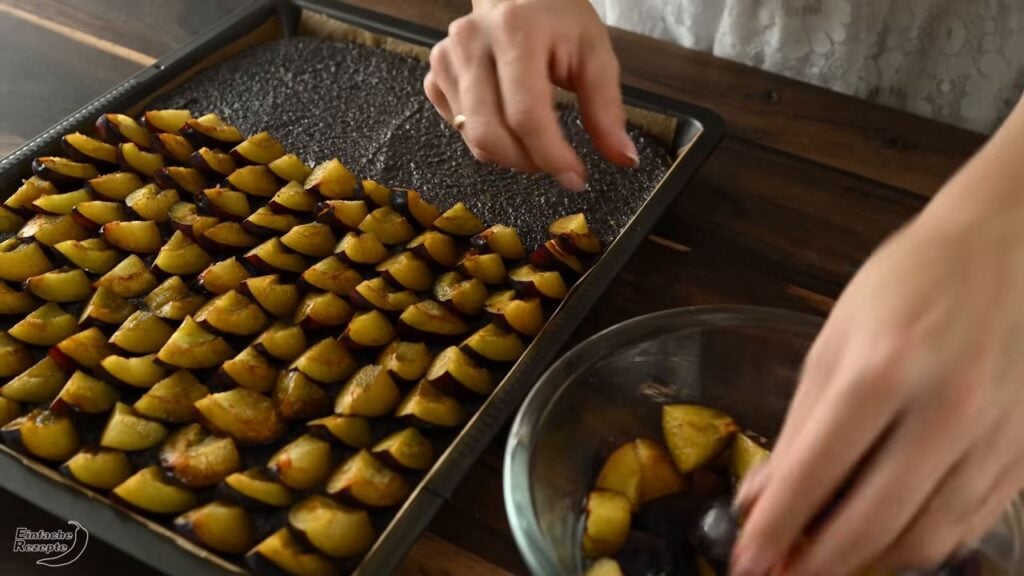 Makový koláč se švestkama, který si okamžitě zamilujete