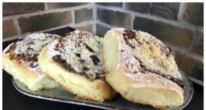 Domácí kynuté koláče s pudinkem a drobenkou: Recept na tradiční, vláčné koláče Domácí koláče s pudinkem a drobenkou