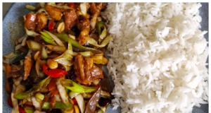 Kuřecí Kung Pao s rýží: Rychlý recept na pikantní asijský oběd Kuřecí Kung Pao s rýží